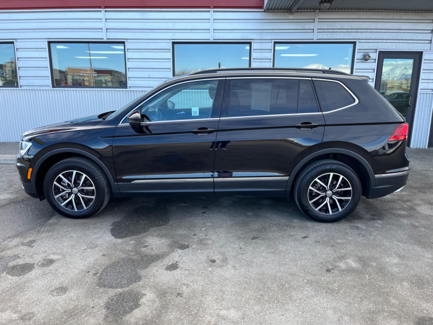 2021 BLACK /Black VOLKSWAGEN TIGUAN SE 4MOTION (3VV2B7AX0MM) with an 2.0L engine, Automatic transmission, located at 1960 Industrial Drive, Wasilla, 99654, (907) 274-2277, 61.573475, -149.400146 - Photo#1